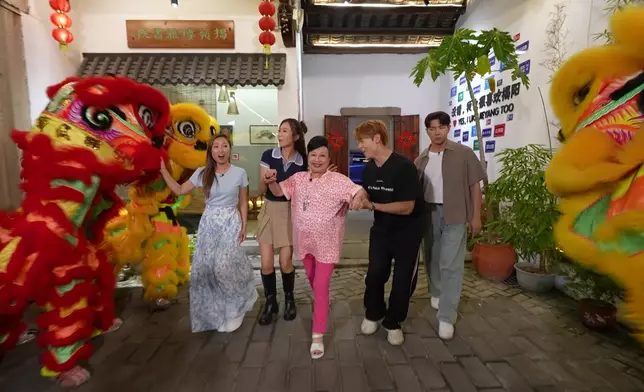 Archie、Roxanne攙扶家燕姐 氹到家燕姐勁開心。