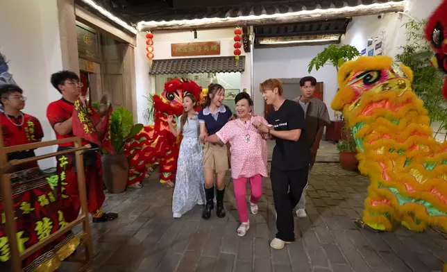 Archie、Roxanne攙扶家燕姐 氹到家燕姐勁開心。