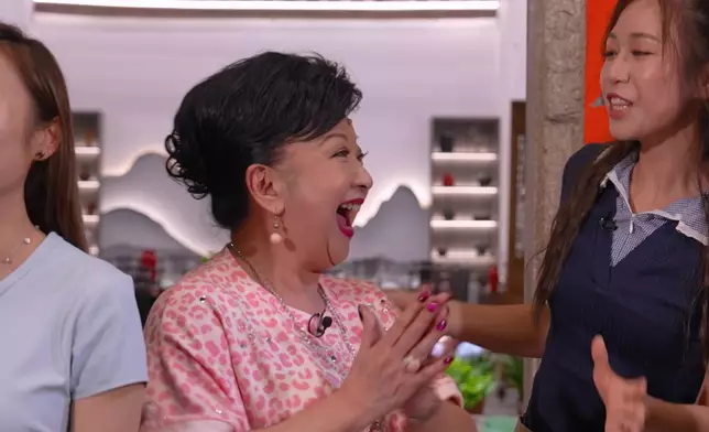 Archie、Roxanne攙扶家燕姐 氹到家燕姐勁開心。