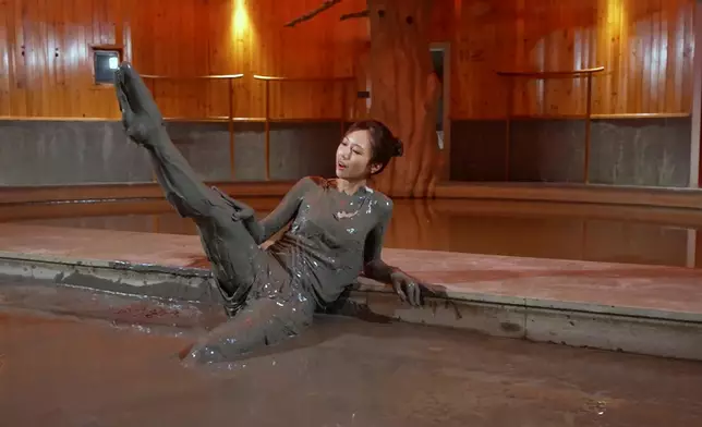 何沛珈化身「長腿擔當」！