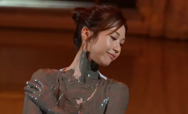 何沛珈化身「長腿擔當」！