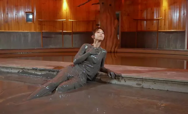 何沛珈化身「長腿擔當」！