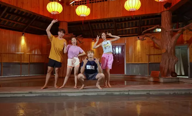 第二集四位主持大歎熱礦泥溫泉。