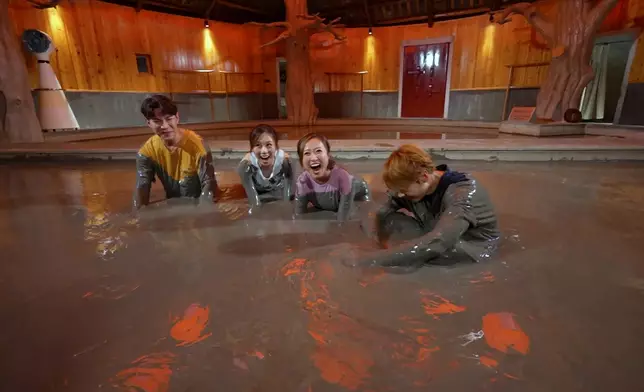 四位主持礦泥入面玩得好放！