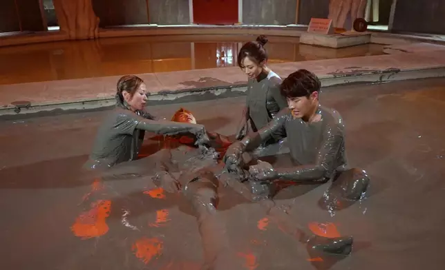 四位主持礦泥入面玩得好放！