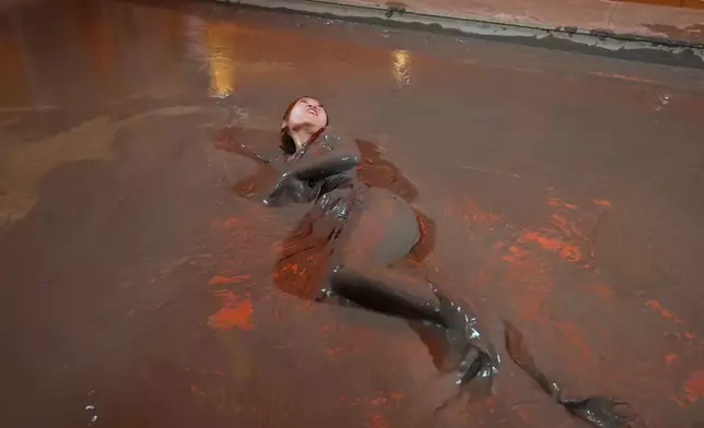 四位主持礦泥入面玩得好放！