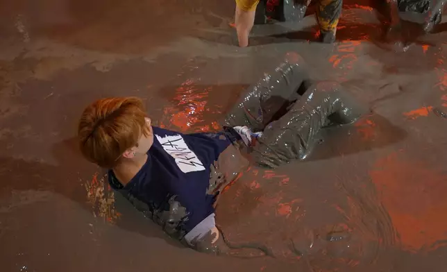 四位主持礦泥入面玩得好放！