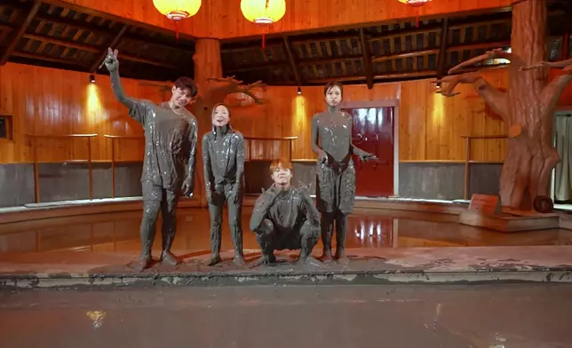 四位主持礦泥入面玩得好放！