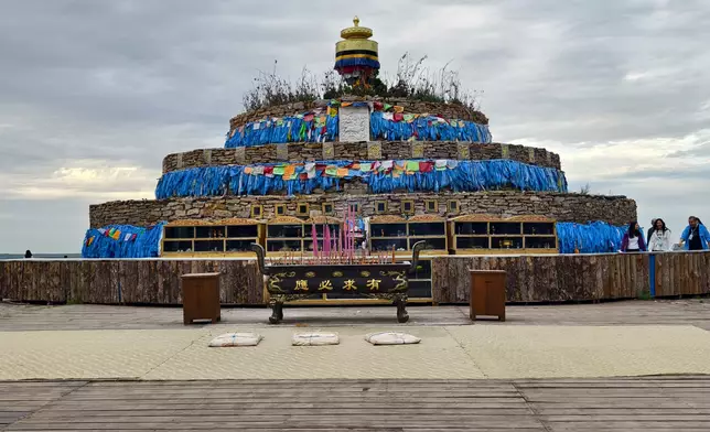 紅格爾敖包。巴士的報記者攝