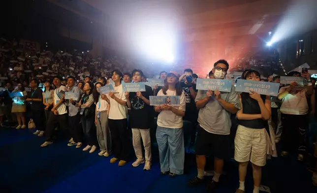 唱到最後一首歌《別畏高》時失守，全場觀眾更站起來高舉打氣手幅。