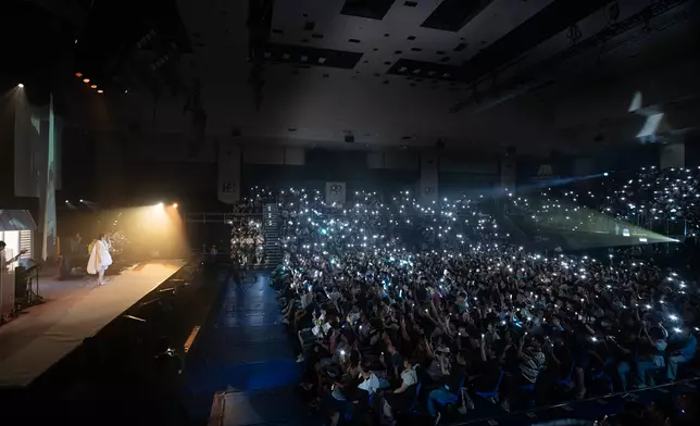 全場觀眾舉起手機星海。