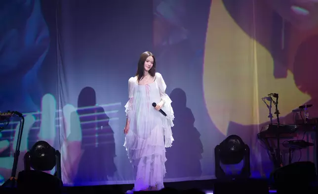 一口氣演唱多首作品。