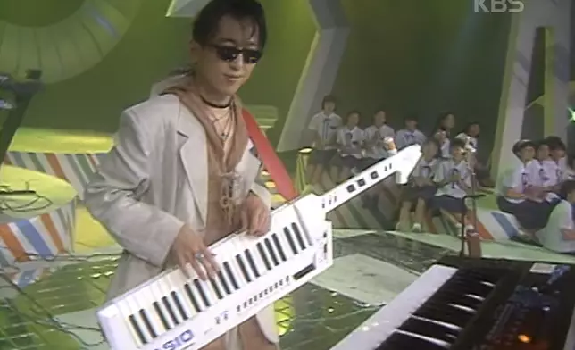 姜麟在E.O.S擔任鍵盤手。影片截圖