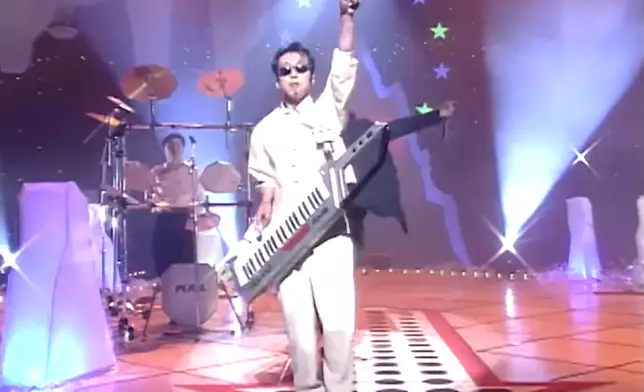 姜麟於7月31日在首爾汝矣島某酒店房內被發現身亡，終年58歲。