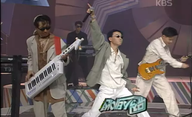 E.O.S以當時韓國樂壇罕見的歐陸電子舞曲風格迅速走紅。影片截圖