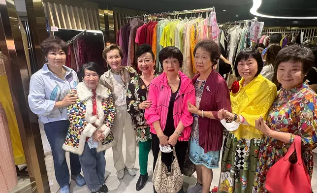 還有吳君如媽媽（左二）、沈芝華 （左三）、古天樂媽媽（中間）等，齊齊為慈善出力。