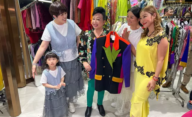 《真情》首度出場的「好姨」外套也捐贈出來義賣。