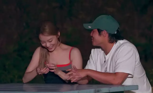 阿Him送「玉桂狗」珠珠畀Sophie，氹得Sophie好開心。