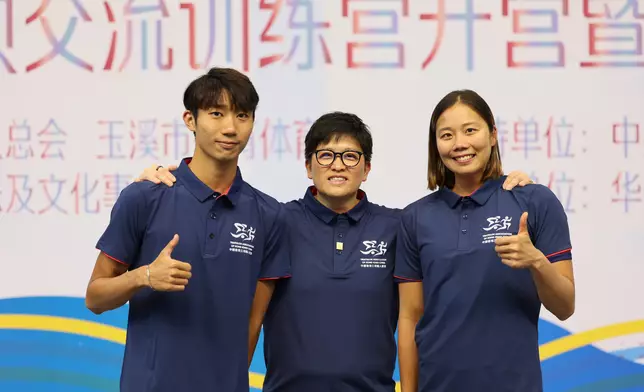 中國香港三項鐵人總會會長周俏男帶領香港隊運動員黃子圖和蔡欣妍到雲南省玉溪市備戰全運會