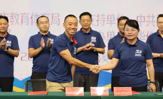 中國香港三項鐵人總會秘書長陳岳鵬和玉溪市教育局局長張燕華代表簽署合作備忘錄