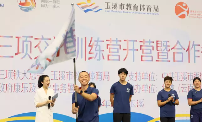 中國香港三項鐵人總會秘書長陳岳鵬接受旗幟