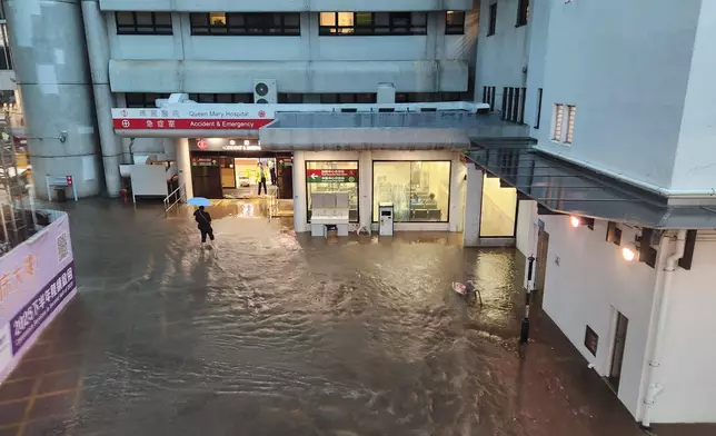 瑪麗醫院正門外水浸嚴重。網上影片截圖