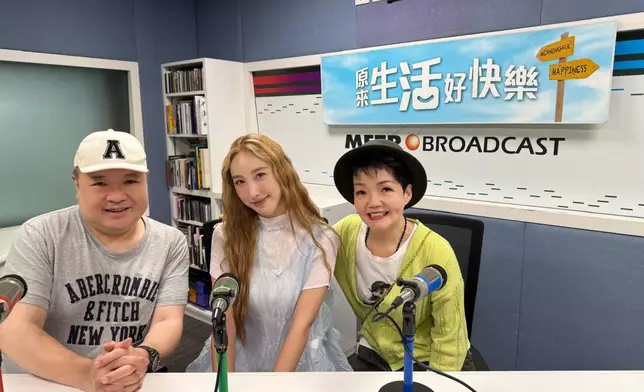 許靖韻（Angela）冒黑雨接受程凱欣、麥卓華《原來生活好快樂》節目錄音訪問。