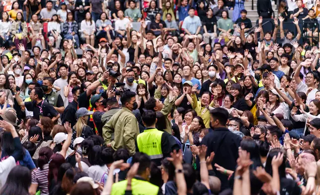 Eason繞場一圈跟觀眾打招呼。