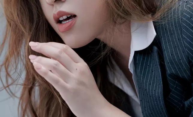 Serrini將於《Hot Air in the Sky – Crazy Friday周末熱浪．狂歡》主題夜登場，這位本地最具代表性的獨立音樂女聲興奮分享：「這是我首次在熱氣球活動中演出，感覺就像在空氣中向整個城市說故事一樣。能夠在維港夜空下，以音樂傳遞屬於香港的浪漫，實在令人期待。」