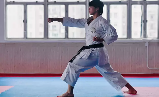 「半職」獵人吳業坤打出新歌《感激的直拳》。