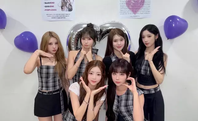 Purple Kiss於2021年3出道，素有「MAMAMOO師妹團」之稱。Purple Kiss官方X圖片