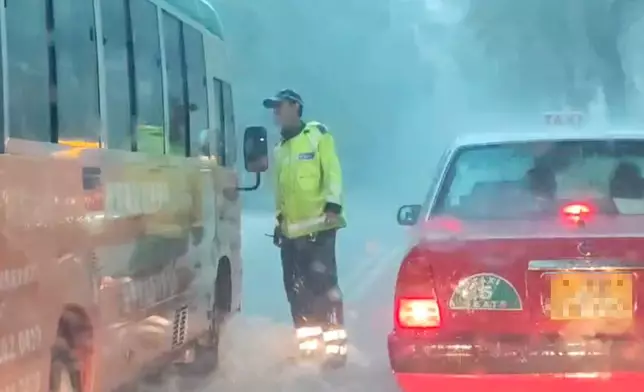 清水灣暴雨突現水浸，交通警冒雨指揮車流。網上片段截圖
