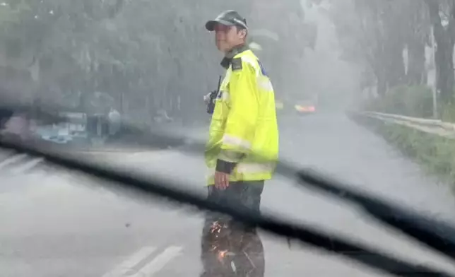 清水灣暴雨突現水浸，交通警冒雨指揮車流。網上片段截圖