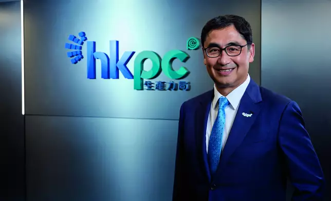 生產力局總裁畢堅文接受《巴士的報》專訪。