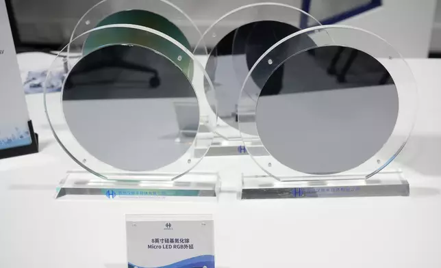 「出海服務中心」展示蘇州漢驊半導體Micro-LED材料與芯片。漢驊認為香港將會成為公司接觸全球前沿應用的理想起點。（巴士的報記者攝）