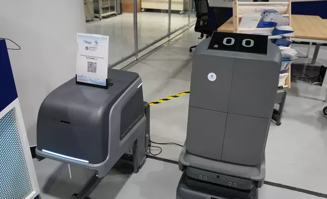 「出海服務中心」展示雲迹科技研發的複合多態機器人"UP"，處於測試階段。生產力局表示會進一步支持企業，利用香港金融及專業服務優勢，幫助拓展海外市場。（巴士的報記者攝）