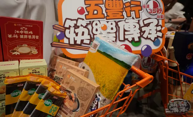 五豐行於展會期間每日上午 11 時推出「$1 狂搶曲」活動。巴士的報記者攝