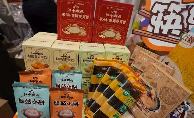 8月14日首8位顧客於五豐行展位消費後，可用$1參與「筷樂傳承」遊戲。巴士的報記者攝