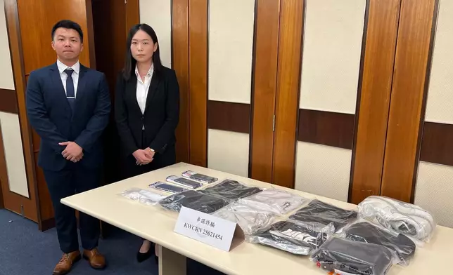 葵青警區重案組第二隊案件主管督察陳青（右）及葵涌特遣隊主管高級督察梁鈞澔（左）向展示證物。