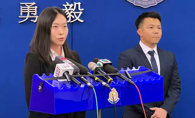 葵青警區重案組第二隊案件主管督察陳青（左）及葵涌特遣隊主管高級督察梁鈞澔（右）向傳媒簡報案情。