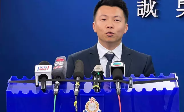 葵涌特遣隊主管高級督察梁鈞澔（右）向傳媒簡報案情。