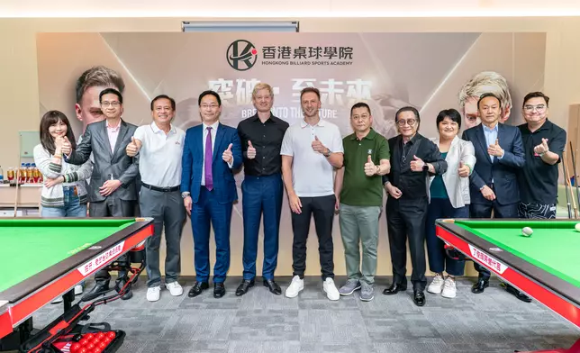 左起保良局總理張馨玲、中國香港桌球總會主席羅永聰、鋒體育推廣有限公司董事莫華彤、體育專員蔡健斌、羅拔臣、卓林普、中華總商會副會長及全國政協曾智明、香港黃金交易所主席張德熙、鋒體育推廣有限公司行政總裁封歡歡、香港桌球學院共同創辦人Django Fung、以及香港桌球學院教練Raymond Fong合照。