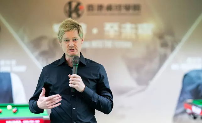 香港桌球學院舉辦開放日活動，羅拔臣致辭。