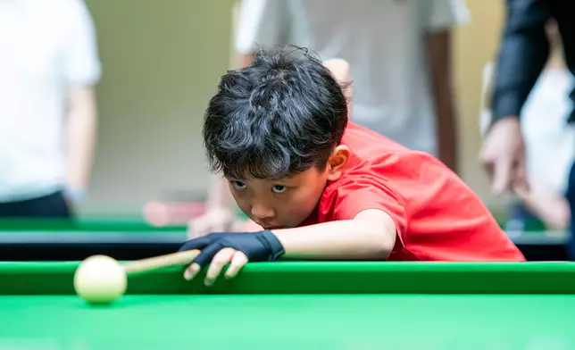 香港桌球學院舉辦開放日活動，小球手示範球技。