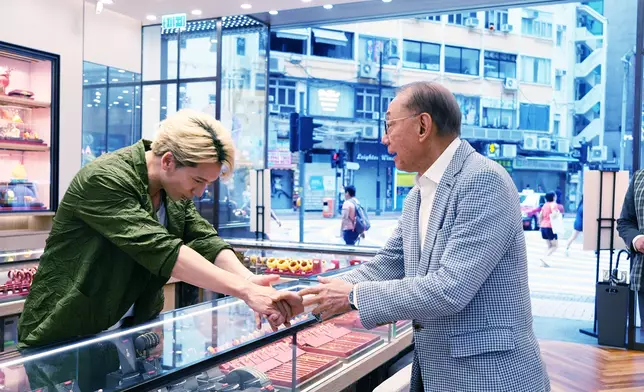 Kenny今日去英皇珠寶「掃金」旺一旺。