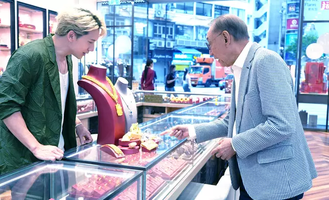 Kenny直言最近迷上「擺金陣」。