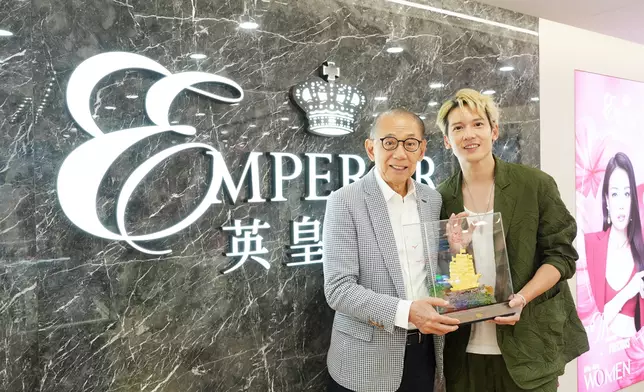 想不到楊受成博士快Kenny一步，一早準備了一隻「一帆風順」金帆船等他。