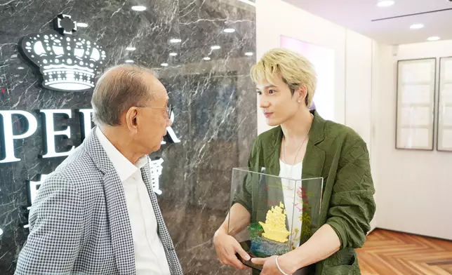 楊受成博士贈句「一票難求！一帆風順！」