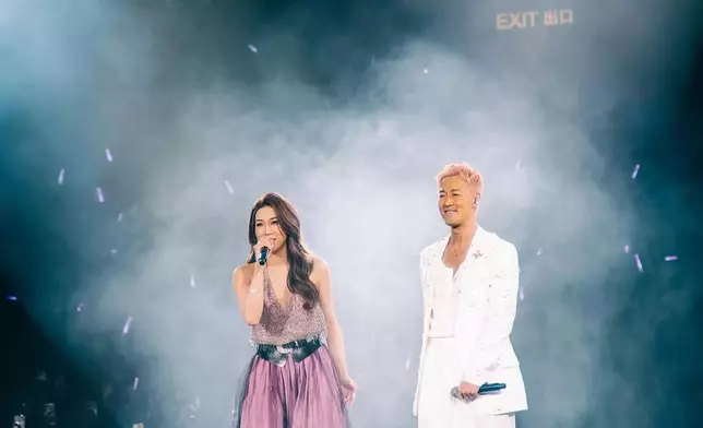 早前鍾嘉欣特意回港為林峯演唱會擔任表演嘉賓.