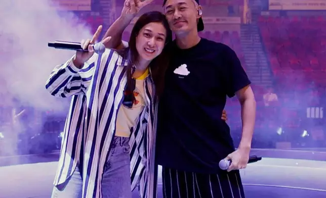 二人戲外亦相當老友。